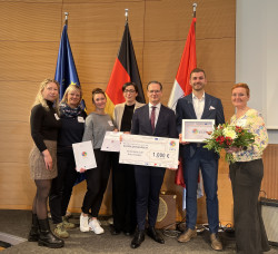 Glückliche Preisträger:innen aus Geschäftsführung, Therapieleitung, Schulleitung und zentrale Praxisanleiterinnen der Kliniken Beelitz und der Recura Akademie. | © Kliniken Beelitz